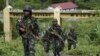 Cảnh sát Indonesia tuần tra vùng biên giới với Papua New Guinea ở tỉnh Papua hôm 17/3/2016. Hơn 30 công nhân Papua vừa bị quân ly khai giết hại ở Indonesia.
