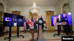 Presidenti Biden duke folur gjatë takimit virtual me kryeministrat e Britanisë dhe Australisë (15 shtator 2021)