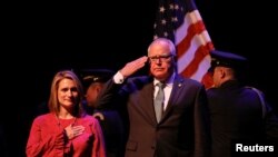 Gubernur Minnesota Tim Walz dan Letna Gubernur, Peggy Flanagan, saat hadir dalam upacara pelantikan gubernur di Fitzgerald Theater di St. Paul, Minnesota, pada 7 Januari 2019. (Foto: Reuters/Eric Miller)