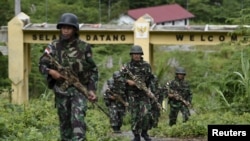 Cảnh sát Indonesia tuần tra vùng biên giới với Papua New Guinea ở tỉnh Papua hôm 17/3/2016. Hơn 30 công nhân Papua vừa bị quân ly khai giết hại ở Indonesia.