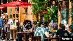Archivo - Gente almuerza en un restaurante al aire libre en la ciudad de Nueva York el 21 de junio de 2020, antes de que la ciudad comenzara la fase dos de reapertura por la pandemia.