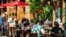 Archivo - Gente almuerza en un restaurante al aire libre en la ciudad de Nueva York el 21 de junio de 2020, antes de que la ciudad comenzara la fase dos de reapertura por la pandemia.
