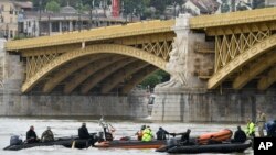 Tim penyelamat melakukan pencarian korban tabrakan kapal pesiar di bawah Jembatan Margaret di Budapest, Hongaria, 30 Mei 2019.