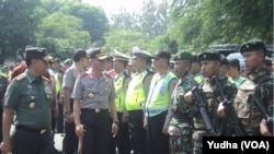 Pangdam IV Diponegoro dan Kapolda Jawa Tengah memeriksa kesiapan aparat keamanan menjelang pernikahan putri Presiden Jokowi, Kahiyang Ayu. (Foto: Yudha)