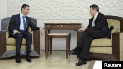 Al-Assad (al lado izquierdo en la foto) habría hecho "compromisos positivos" respecto de las solicitudes del presidente del CICR (a la derecha).