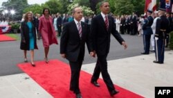 Tổng thống Obama và Tổng thống Mexico Felipe Calderon (trái)