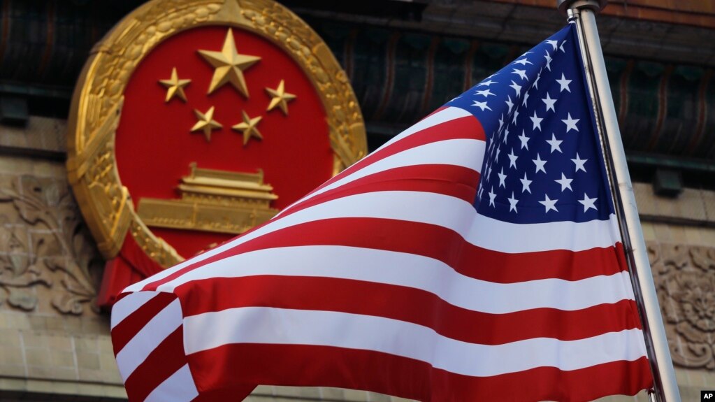 美国总统特朗普访华期间美国国旗飘扬在北京人大会堂前。(2019年11月9日)