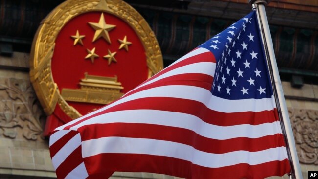 美国总统特朗普访华期间美国国旗飘扬在北京人大会堂前。（2019年11月9日）