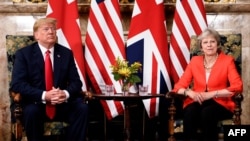 Predsjednik SAD Donald Trump i britanska premijerka
Theresa May pred susret u rezidenciji Chequers, 13. juli 2018.