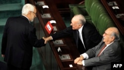 Tunisian Islamist Ennahda party leader Rached Ghannouchi (L) greets former Prime Minister Rachid Sfar (C) during a session of the National Constituent Assembly (NCA), on October 23, 2012 in Tunis, (FETHI BELAID / AFP)