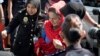 Istri mantan PM Malaysia Najib Razak, Rosmah Mansor (tengah) dikawal petugas ketika tiba di kantor komisi anti rasuah di Putrajaya, Malaysia, 5 Juni 2018 lalu (foto: dok).