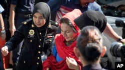 Rosmah Mansor (tengah), istri mantan PM MalaysiaNajib Razak, tiba di kantor Badan Anti-Korupsi Negara untuk ditanyai di Putrajaya, Malaysia, 5 Juni 2018. (Foto: dok).