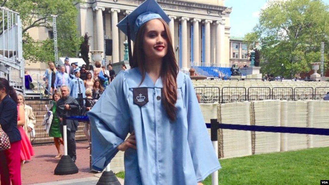 Aktris Cinta Laura saat wisuda dua gelar sarjana dari Universitas Columbia di New York, AS (foto: courtesy).