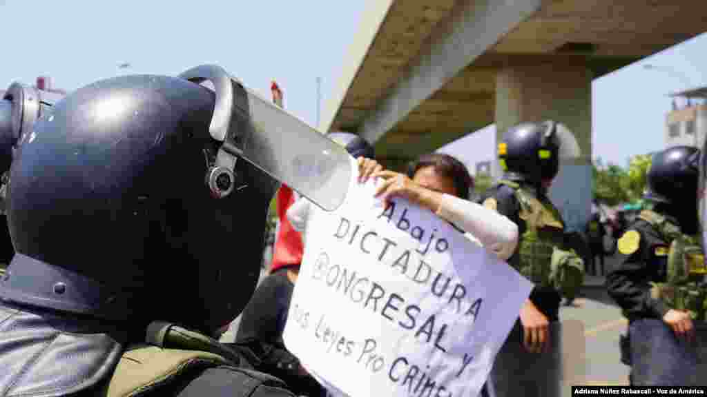 Manifestantes protestan en las cercanías del centro de convenciones donde se realiza el foro de la APEC 2024, en Lima, Perú, este jueves 14 de noviembre de 2024.