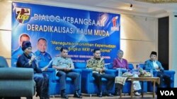 Para pembicara acara Diskusi KNPI di Jakarta, Senin (29/2), dari kanan: Maman Imanul Haq (anggota DPR), Sidney Jones (Direktur IPAC), Muhammad Nurkhoiron (Komisioner Komnas HAM) (VOA/Fathiyah).