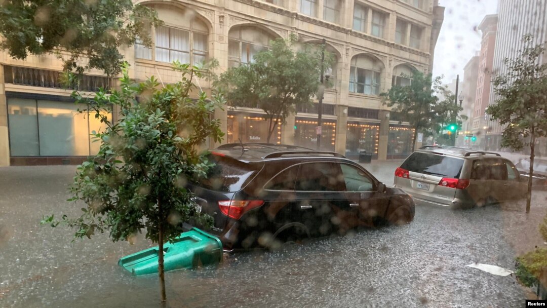 Kendaraan terjebak banjir akibat hujan lebat di New Orleans, Louisiana, 10 Juli 2019. (Foto: medsos).