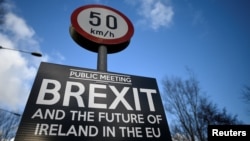 Sebuah tanda Brexit terlihat antara Donegal di Republik Irlandia dan Londonderry di Irlandia Utara di desa perbatasan Muff, Irlandia, 1 Februari 2018. (Foto: Reuters)