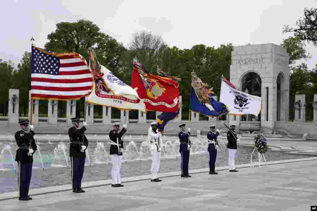 هفتاد و پنجمین سالگرد پیروزی بر آلمان نازی - هر پرچم نماد یکی از شاخه&zwnj;های نظامی ایالات متحده آمریکا است.&nbsp; ادای احترام پرزیدنت دونالد ترامپ و بانوی اول به قربانیان جنگ جهانی دوم در بنای یادبود در شهر واشنگتن&nbsp;