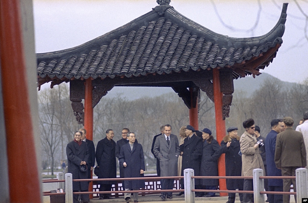 1972年2月26日中國總理周恩來陪美國總統尼克松遊覽杭州西湖。 據報導， 在尼克松到來前，東海艦隊的20人來到西湖，來回兩次掃雷，沒發現湖底有危險物；為了避開尼克鬆的西湖行，杭州安排學校和單位延遲下課或下班。