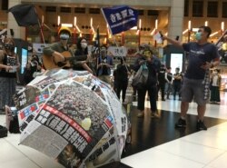 台湾民众在台北火车站集会支持香港抗议港版国安法的示威者。（2020年5月23日）