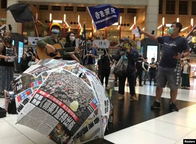 台湾民众在台北火车站集会支持香港抗议港版国安法的示威者。(2020年5月23日)