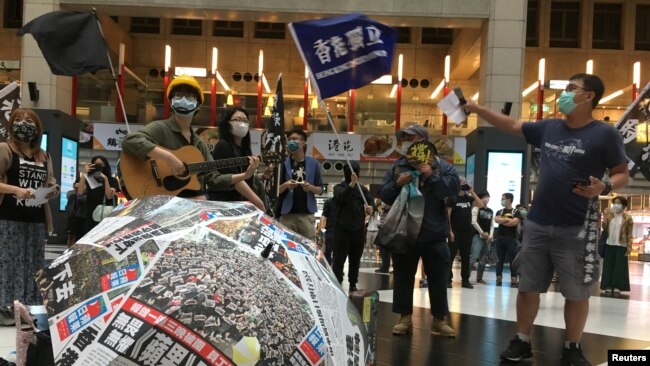 台湾民众在台北火车站集会支持香港抗议港版国安法的示威者。(2020年5月23日)