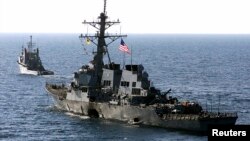 2000年10月29日，美国海军驱逐舰科尔号被美国军事海运司令部的远洋拖船从也门港口城市亚丁拖入公海。