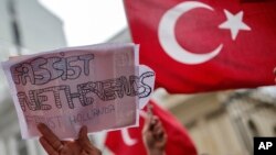 Grupa demonstranata ispred holandskog konzulata u Istambulu, 12. marta 2017. (AP Photo/ Emrah Gurel)