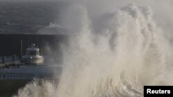 Gelombang tinggi menabrak dinding pelindung di pelabuhan nelayan di Pornic, Perancis saat badai Carmen menyerang pantai Atlantik Perancis, 1 Januari 2018. (Foto: dok).