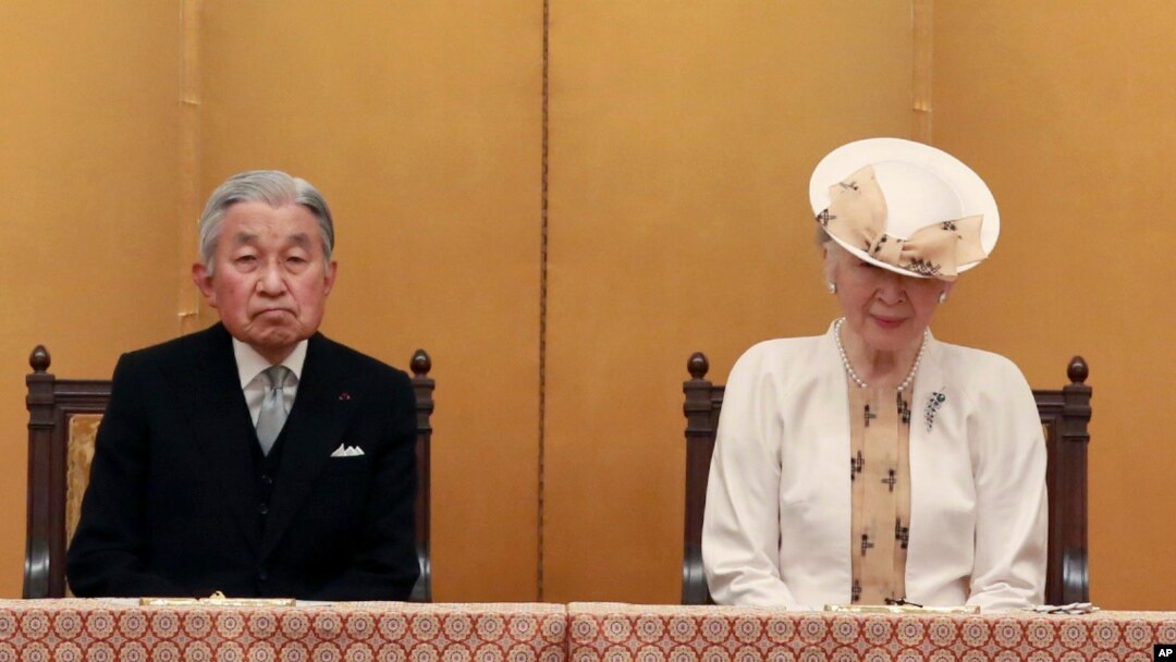 Kaisar Jepang Akihito didampingi permisuri Michiko di Tokyo, 19 September 2017. (AP Photo/Eugene Hoshiko)