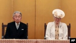 Kaisar Jepang Akihito didampingi permisuri Michiko di Tokyo, 19 September 2017. (AP Photo/Eugene Hoshiko)