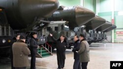 រូបឯកសារ៖ មេដឹកនាំ​កូរ៉េខាងជើងលោក Kim Jong Jun ធ្វើ​ទស្សនកិច្ច​នៅ​រោងចក្រ​ផលិត​រថយន្ត​យោធា​ កាលពីថ្ងៃទី៥ ខែមករា ឆ្នាំ២០២៤។ (KCNA VIA KNS / AFP)