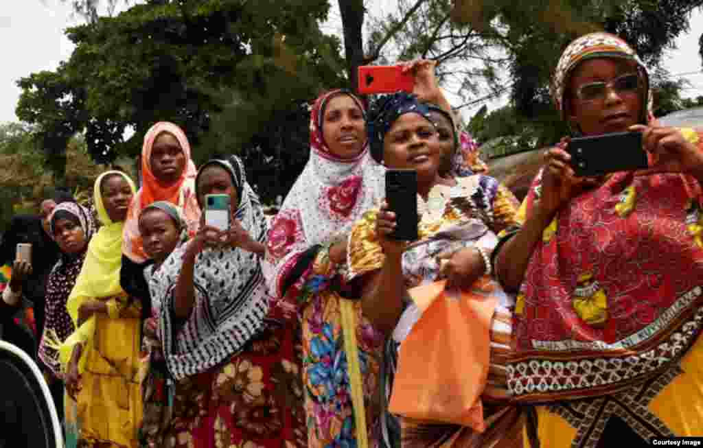 Wananchi wa Zanzibar wahudhuria mazishi ya Maalim Seif.