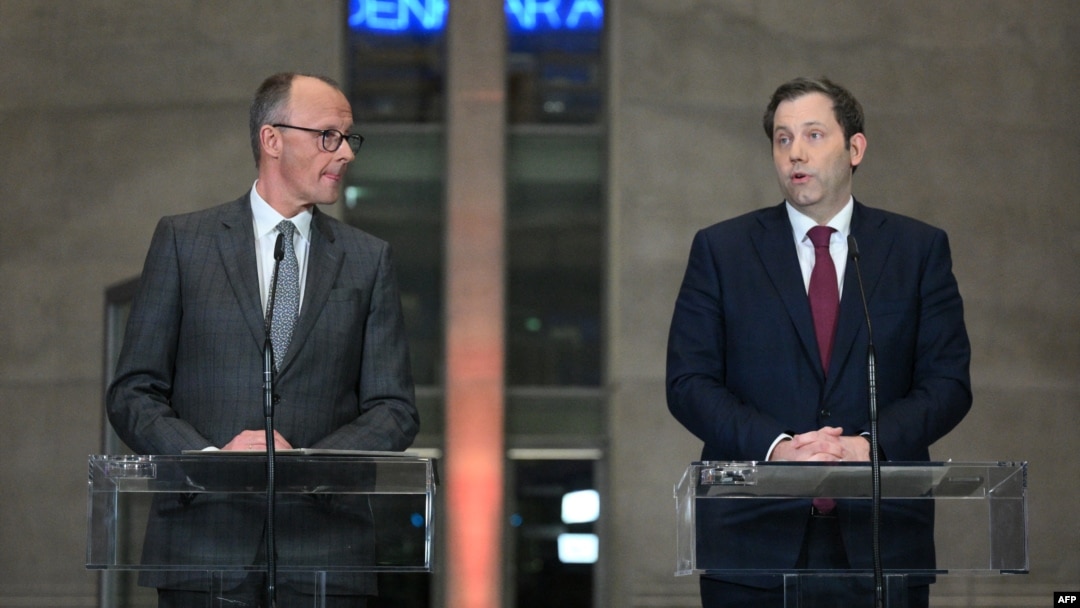 CDU lideri Friedrich Merz (solda) ve SPD Eş Başkanı Lars Klingbeil (sağda) Berlin'de ortak basın toplantısı düzenledi- 4 Mart 2025.