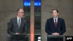 Pemimpin Partai Partai Persatuan Demokratik Kristen Friedrich Merz (kiri) dan ketua Partai sosial Demokratik Jerman (SPD), Lars Klingbeil, berbicara dalam konferensi pers bersama di Berlin, pada 4 Maret 2025. (Foto: AFP/Ralf Hirschberger)