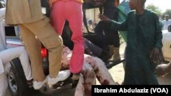 Une victime transportée après l'attaque de Mubi, Nigeria, le 2 mai 2018