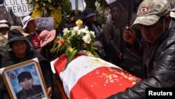 La gente reacciona cerca del ataúd de un hombre que murió en enfrentamientos violentos a principios de esta semana, provocados por el derrocamiento del presidente izquierdista Pedro Castillo, en Juliaca, Perú, el 11 de enero de 2023.