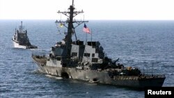 Kapal perang USS Cole di pelabuhan Aden, Yaman, yang terkena serangan bom pada 29 Oktober 2000.