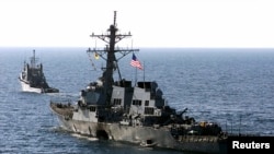 នាវា​ពិឃាដ USS Cole ធ្វើ​ដំណើរ​ចេញ​ពី​ក្រុង Aden ប្រទេស​យេម៉ែន ទៅ​ក្នុង​លំហ​សមុទ្រ​ កាលពី​ថ្ងៃទី២៩ ខែតុលា ឆ្នាំ២០០០។