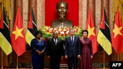 O Presidente de Moçambique, Filipe Nyusi, e a sua mulher, Isaura Nyusi, o Presidente do Vietname, To Lam, e a sua mulher, Ngo Phuong Ly, posam durante uma reunião no Palácio Presidencial em Hanói, a 9 de setembro de 2024.