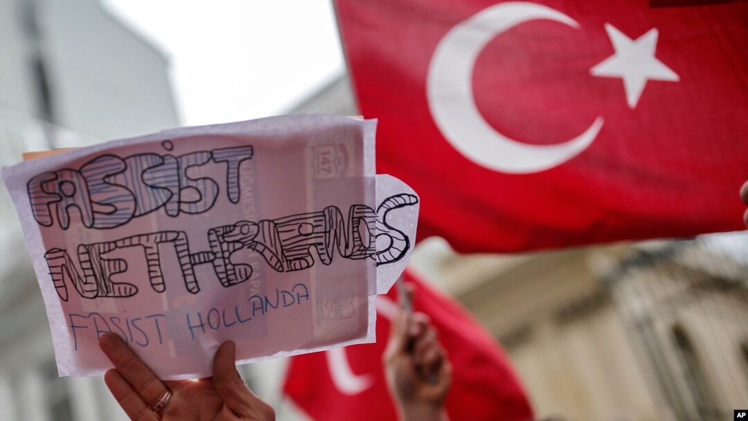 Grupa demonstranata ispred holandskog konzulata u Istambulu, 12. marta 2017. (AP Photo/ Emrah Gurel)