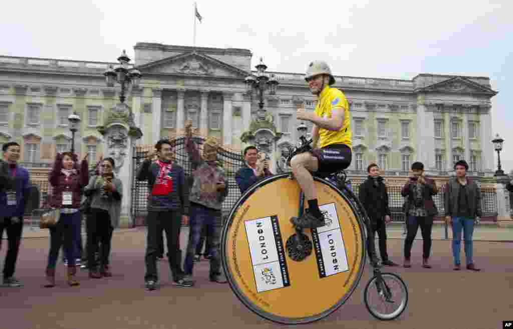Joff Summerfield, mengendarai sepedanya yang unik di istana Buckingham, London.