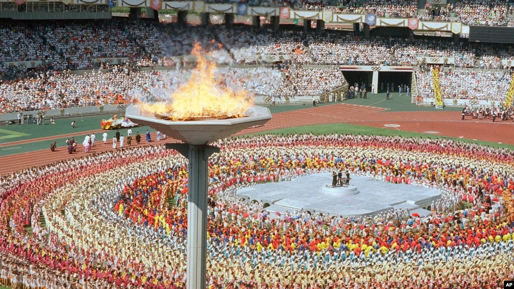 1988년 서울올림픽 개막식에서 성화가 불타오르고 있다.