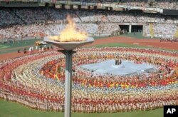 지난 1988년 서울올림픽 개막식에서 성화가 불타오르고 있다.