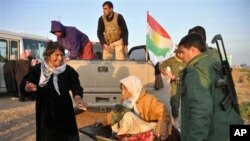 Tentara Kurdi membantu seorang perempuan to Yazidi yang dibebaskan oleh militan ISIS di Kirkuk, 290 kilometer utara Baghdad, Irak (Foto: dok).