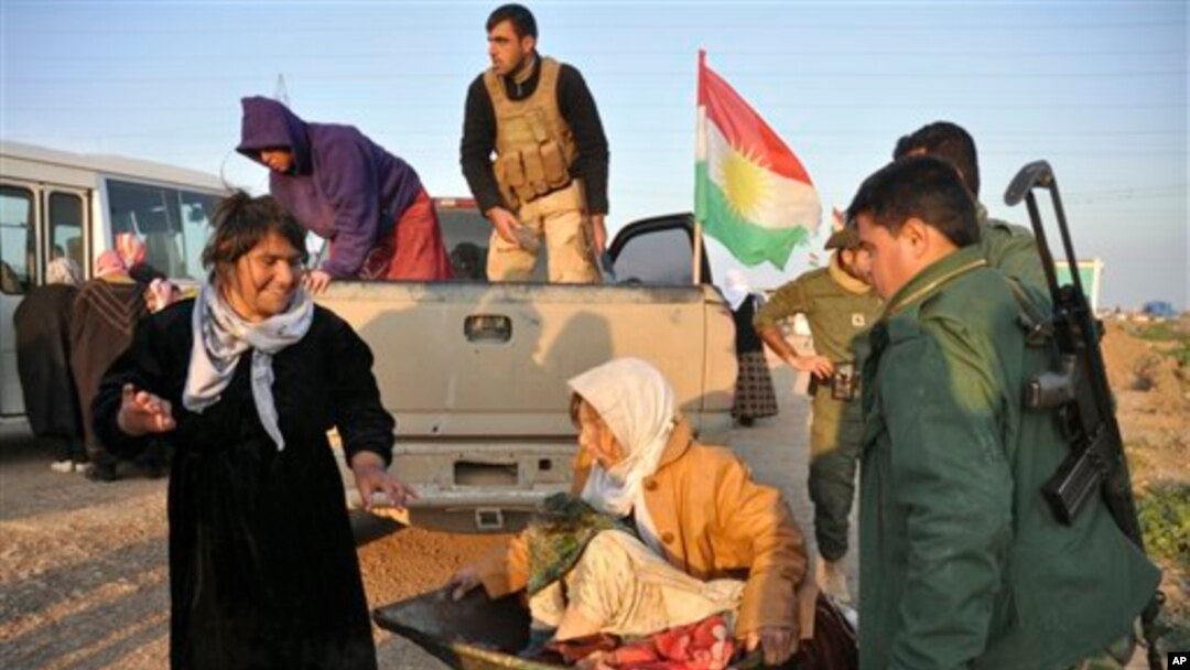 Tentara Kurdi membantu seorang perempuan to Yazidi yang dibebaskan oleh militan ISIS di Kirkuk, 290 kilometer utara Baghdad, Irak (Foto: dok).