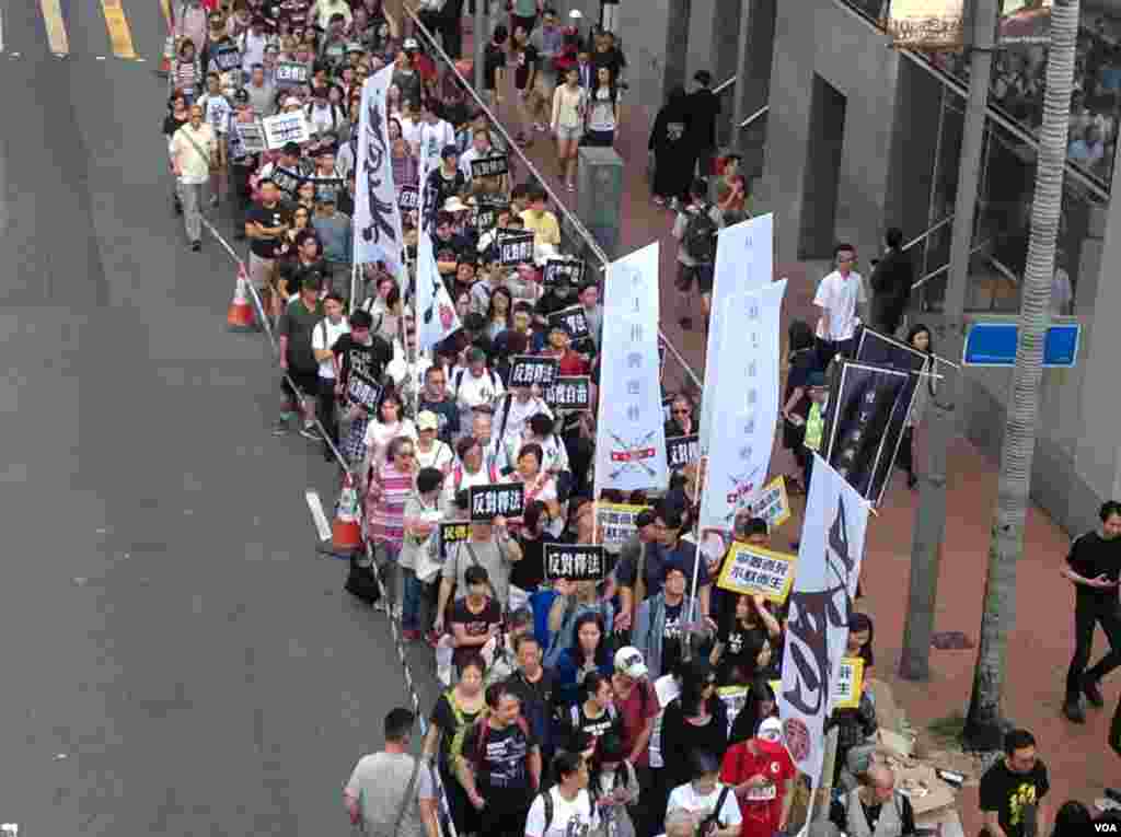 香港民阵发起反释法大游行(美国之音海彦拍摄)