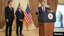 美国副总统JD·万斯在巴基斯坦首都伊斯兰堡与巴基斯坦和伊朗代表会晤后举行的新闻发布会上发表讲话，贾里德·库什纳(左一)与和平使命特使史蒂夫·威特科夫站在他身旁。(2026年4月12日)