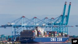 5月10日中國貨櫃船在美國維吉利亞州一貨櫃碼頭卸貨。