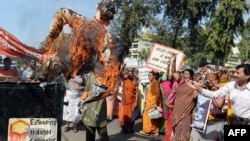 Para warga India yang selamat dari tragedi Bhopal melakukan unjuk rasa dengan membakar patung di Bhopal, Selasa (2/12). 